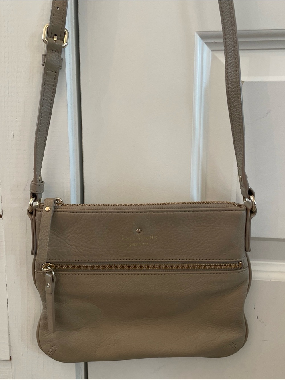 Kate Spade New York Cobble Hill Ellen Crossbody Bag Beige Pebbled Leather Gold